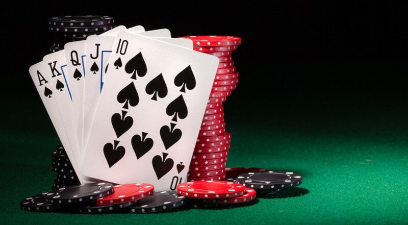 Theo luật chơi bài Poker, mỗi ván gồm 4 vòng cược chính